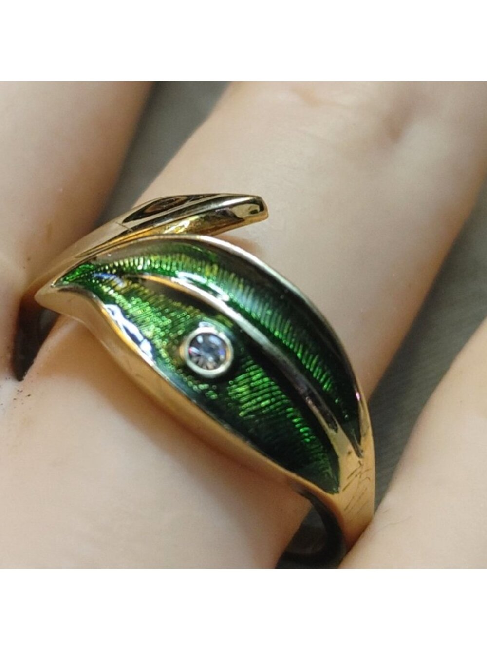 Avon Banana Leaf Gold Tone Leaf Ring Green Enamel Rhinestone Accent Size 7.5